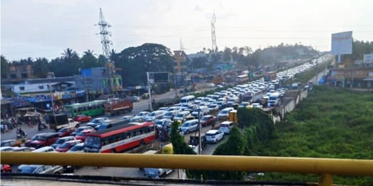 ಬೆಂಗಳೂರು:ದೀಪಾವಳಿ ಹಬ್ಬದ ಹಿನ್ನೆಲೆ, ಮರಳಿ ಬೆಂಗಳೂರಿಗೆ ವಾಪಸಾದ ಜನ : ಗಡಿಯಲ್ಲಿ ಟ್ರಾಫಿಕ್ ಜಾಮ್.