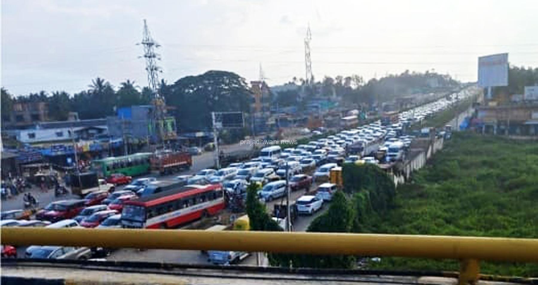ಬೆಂಗಳೂರು:ದೀಪಾವಳಿ ಹಬ್ಬದ ಹಿನ್ನೆಲೆ, ಮರಳಿ ಬೆಂಗಳೂರಿಗೆ ವಾಪಸಾದ ಜನ : ಗಡಿಯಲ್ಲಿ ಟ್ರಾಫಿಕ್ ಜಾಮ್.