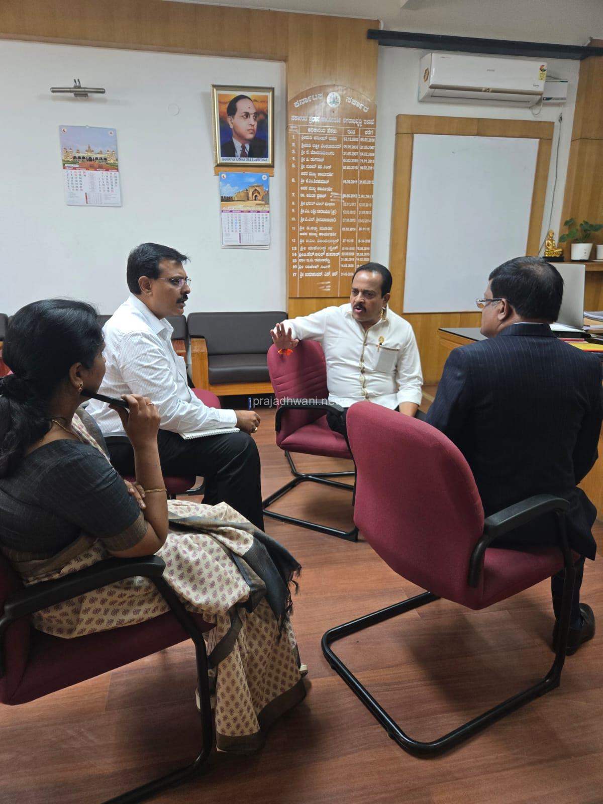 ಪುತ್ತೂರು ನಗರ: ಒಳಚರಂಡಿ ಕಾಮಗಾರಿ ನಗರಾಭಿವೃದ್ದಿ ಇಲಾಖೆ ಅಧಿಕಾರಿಗಳಜೊತೆ ಶಾಸಕ ಅಶೋಕ್ ರೈ ಚರ್ಚೆ