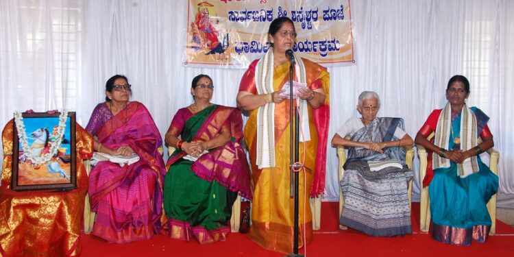 ನಮ್ಮತನವನ್ನು ನಾವು ಬೆಳೆಸಿಕೊಂಡು ಧಾರ್ಮಿಕ ಆಚರಣೆಯೊಂದಿಗೆ ಸಮಾಜವನ್ನು ಒಗ್ಗೂಟಿಸಬೇಕು.. ಗಾಯತ್ರಿ ಆರ್ ಕಂಬಳಿ