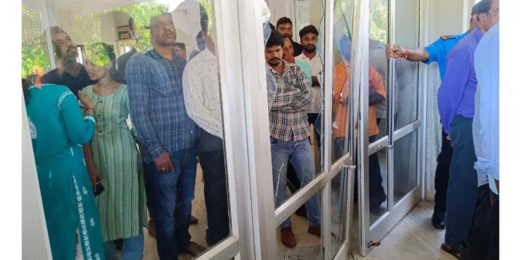 ಮಂಗಳೂರು: ABVP ಪ್ರತಿಭಟನೆ. ಗಾಜು ಪುಡಿಗೈದು ಆಡಳಿತ ಸೌಧಕ್ಕೆ ಮುತ್ತಿಗೆ