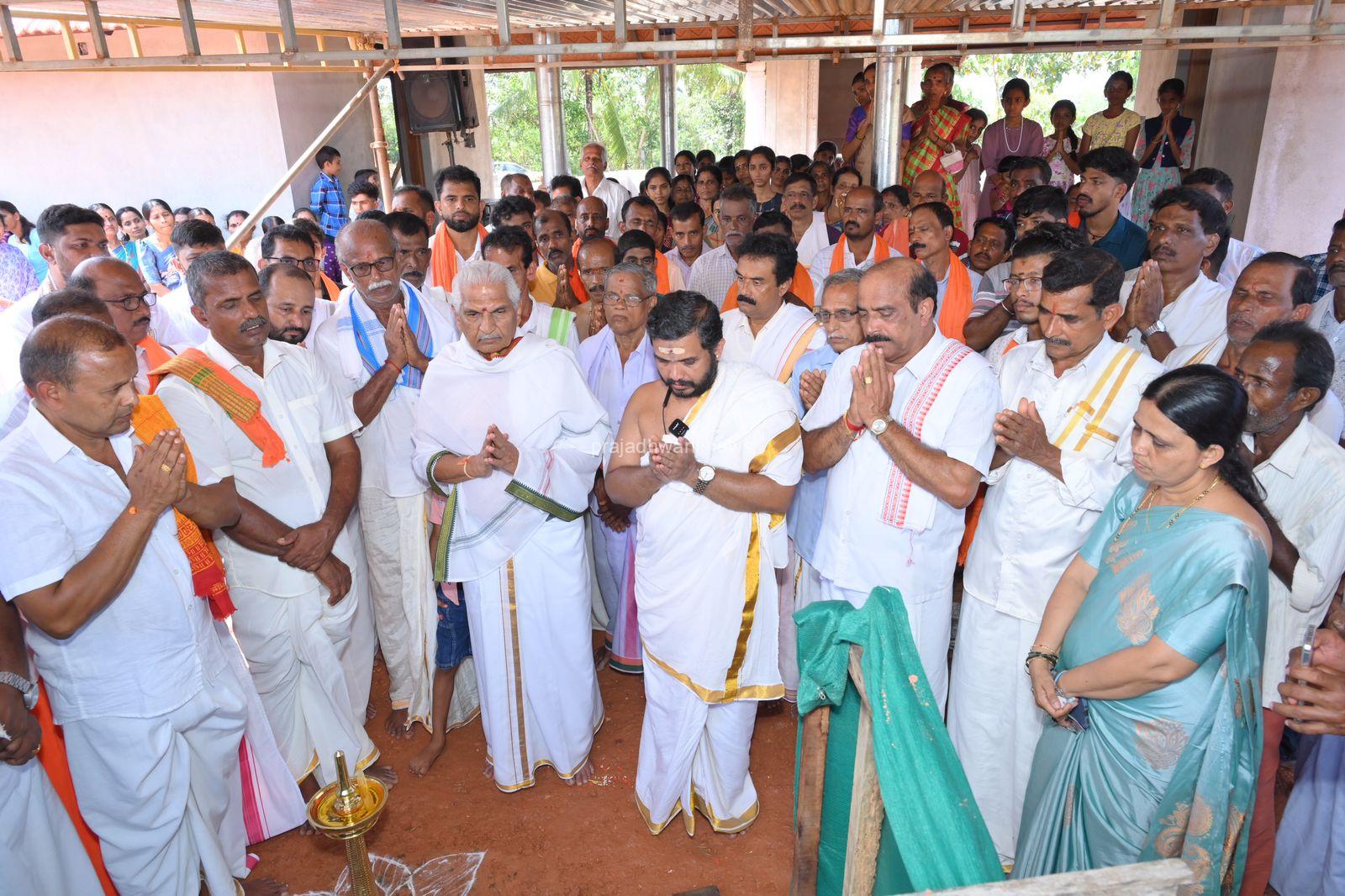 ವಿಟ್ಲ: ವೈದ್ಯನಾಥ ಮಲರಾಯ ಸಪರಿವಾರ ದೈವಗಳ ದೈವಸ್ಥಾನ (ರಿ), ಮಲರಾಯ ಜೇರದಲ್ಲಿ ಡಿಸೆಂಬರ್ 21 ರಿಂದ 25 ರ ವರೆಗೆ ನಡೆಯುವ ದೈವಗಳ ಸಾನಿಧ್ಯಭಿವೃದ್ಧಿ ಬ್ರಹ್ಮಕಲಶಾಭಿಷೇಕದ ಚಪ್ಪರ ಮಹೂರ್ತ ಮತ್ತು ಸಭಾ ಕಾರ್ಯಕ್ರಮ