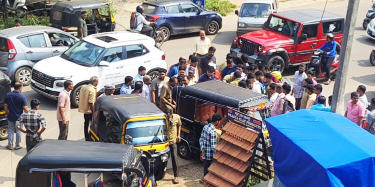 ಪುತ್ತೂರು:ಬೊಳುವಾರು ಪ್ರಗತಿ ಆಸ್ಪತ್ರೆಯ ಎದುರು ರಿಕ್ಷಾ ಪಲ್ಟಿ, ಮಹಿಳೆಗೆ ಗಾಯ