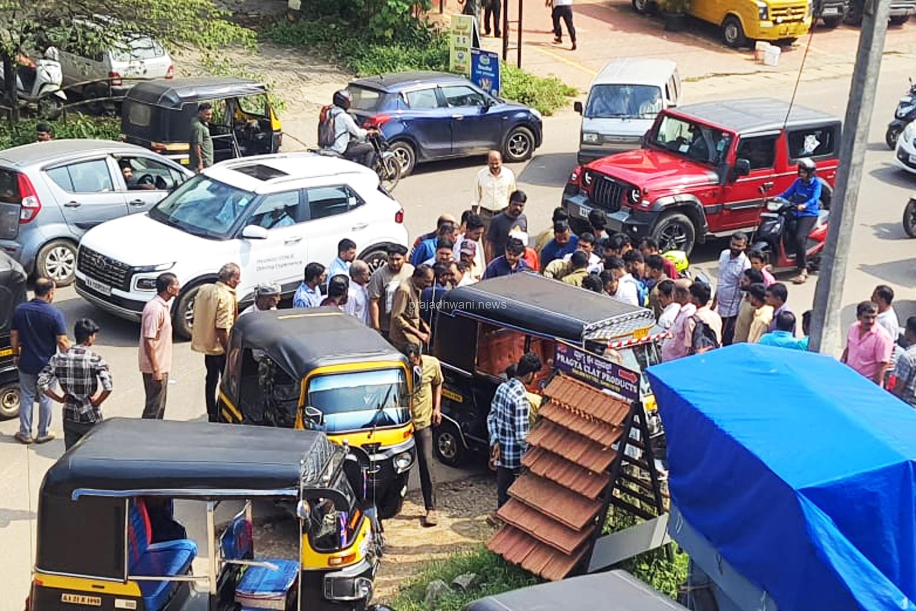 ಪುತ್ತೂರು:ಬೊಳುವಾರು ಪ್ರಗತಿ ಆಸ್ಪತ್ರೆಯ ಎದುರು ರಿಕ್ಷಾ ಪಲ್ಟಿ, ಮಹಿಳೆಗೆ ಗಾಯ
