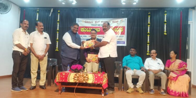 ಪುತ್ತೂರು: ಶ್ರೀನಿವಾಸ ಕಲ್ಯಾಣೋತ್ಸವ ಆಮಂತ್ರಣ ರೋಟರಿ ಕ್ಲಬ್ ಗೆ ವಿತರಿಸಿದ ಗೌರವಾಧ್ಯಕ್ಷ ಬೂಡಿಯಾರು ರಾಧಾಕೃಷ್ಣ ರೈ