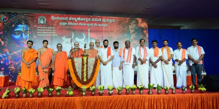 ಪುತ್ತೂರು : ಶ್ರೀನಿವಾಸ ಕಲ್ಯಾಣೋತ್ಸವ ಧರ್ಮಸಂಗಮ ಜಾತ್ರೆಯಂತೆ ತುಂಬಿ ತುಳುಕಿದ ದೇವರಮಾರು ಗದ್ದೆ  ಹರಿದು ಬರುತ್ತಿದೆ, ಭಕ್ತ ಜನ ಸಾಗರ…