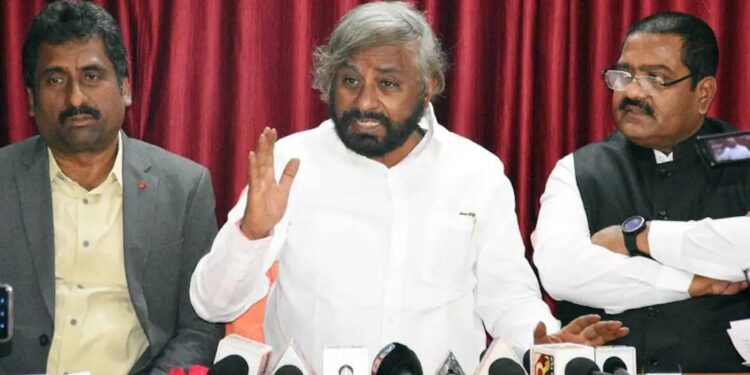 ಯತ್ನಾಳ ಒಬ್ಬ ಜೋಕರ್, ಮಾನಸಿಕ ರೋಗಿ: ಸಚಿವ ಖಂಡ್ರೆ ಕಿಡಿ