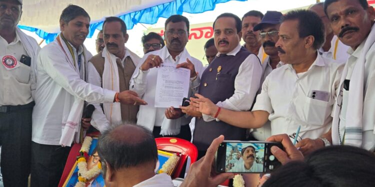 ಕರ್ನಾಟಕ ನಿವೃತ್ತ ನೌಕರರ ರಾಜ್ಯಮಟ್ಟದ ಪ್ರತಿಭಟನಾ ಸಮಾವೇಶ ಸ್ಥಳಕ್ಕೆ ಶಾಸಕ ಅಶೋಕ್ ರೈ ಭೇಟಿ.