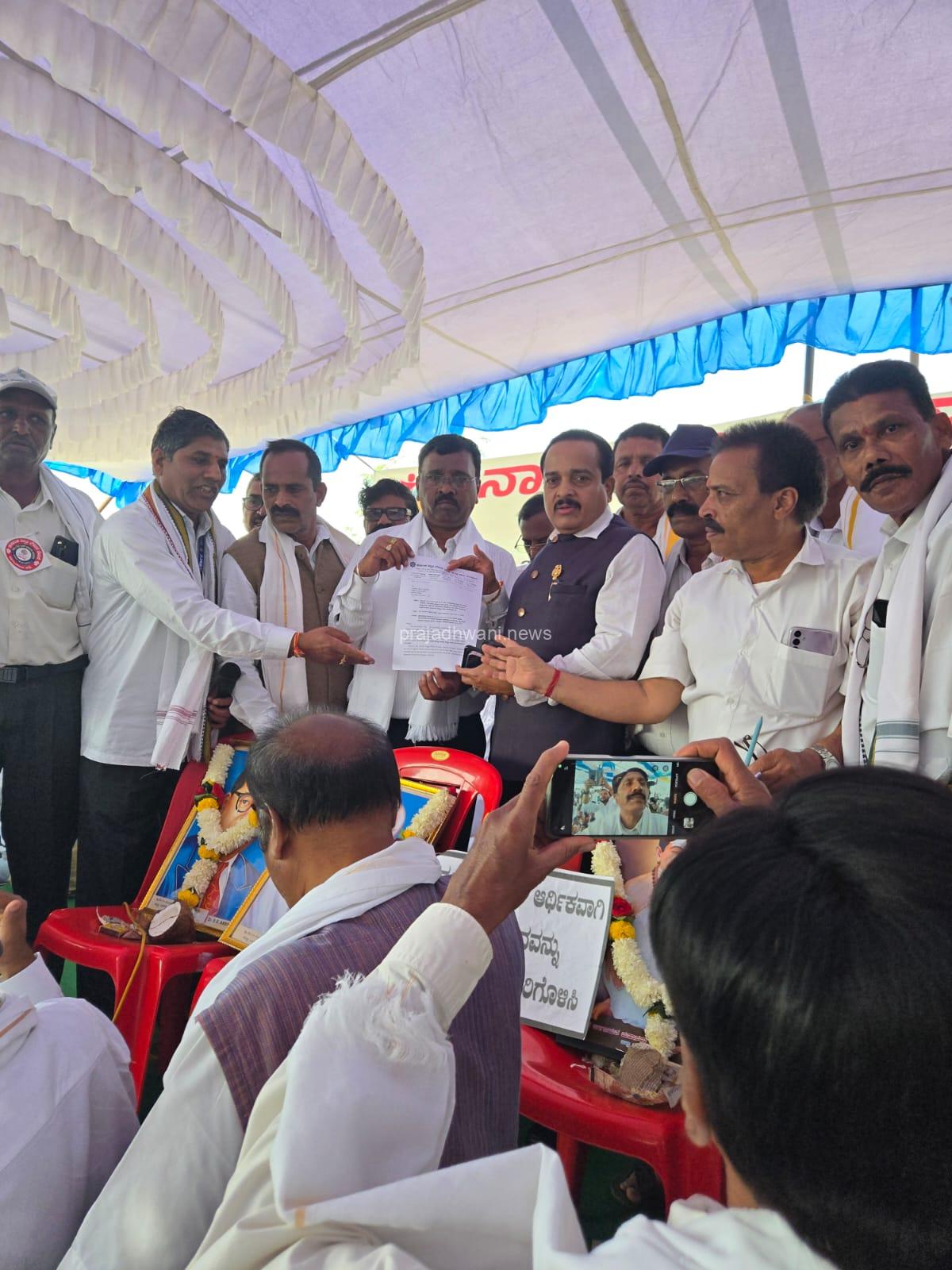 ಕರ್ನಾಟಕ ನಿವೃತ್ತ ನೌಕರರ ರಾಜ್ಯಮಟ್ಟದ ಪ್ರತಿಭಟನಾ ಸಮಾವೇಶ ಸ್ಥಳಕ್ಕೆ ಶಾಸಕ ಅಶೋಕ್ ರೈ ಭೇಟಿ.