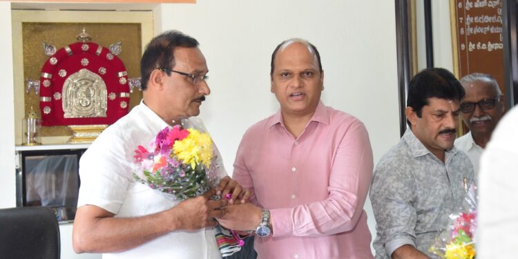 ಪುತ್ತೂರು ಶ್ರೀ ಮಹಾಲಿಂಗೇಶ್ವರ ದೇವಸ್ಥಾನದ ವ್ಯವಸ್ಥಾಪನ ಸಮಿತಿ ಅಧ್ಯಕ್ಷರಾಗಿ ಪಂಜಿಗುಡ್ಡೆ ಈಶ್ವರ ಭಟ್.  ನೂತನ ಸಮಿತಿ ಸದಸ್ಯರ ಅಧಿಕಾರ ಸ್ವೀಕಾರ.