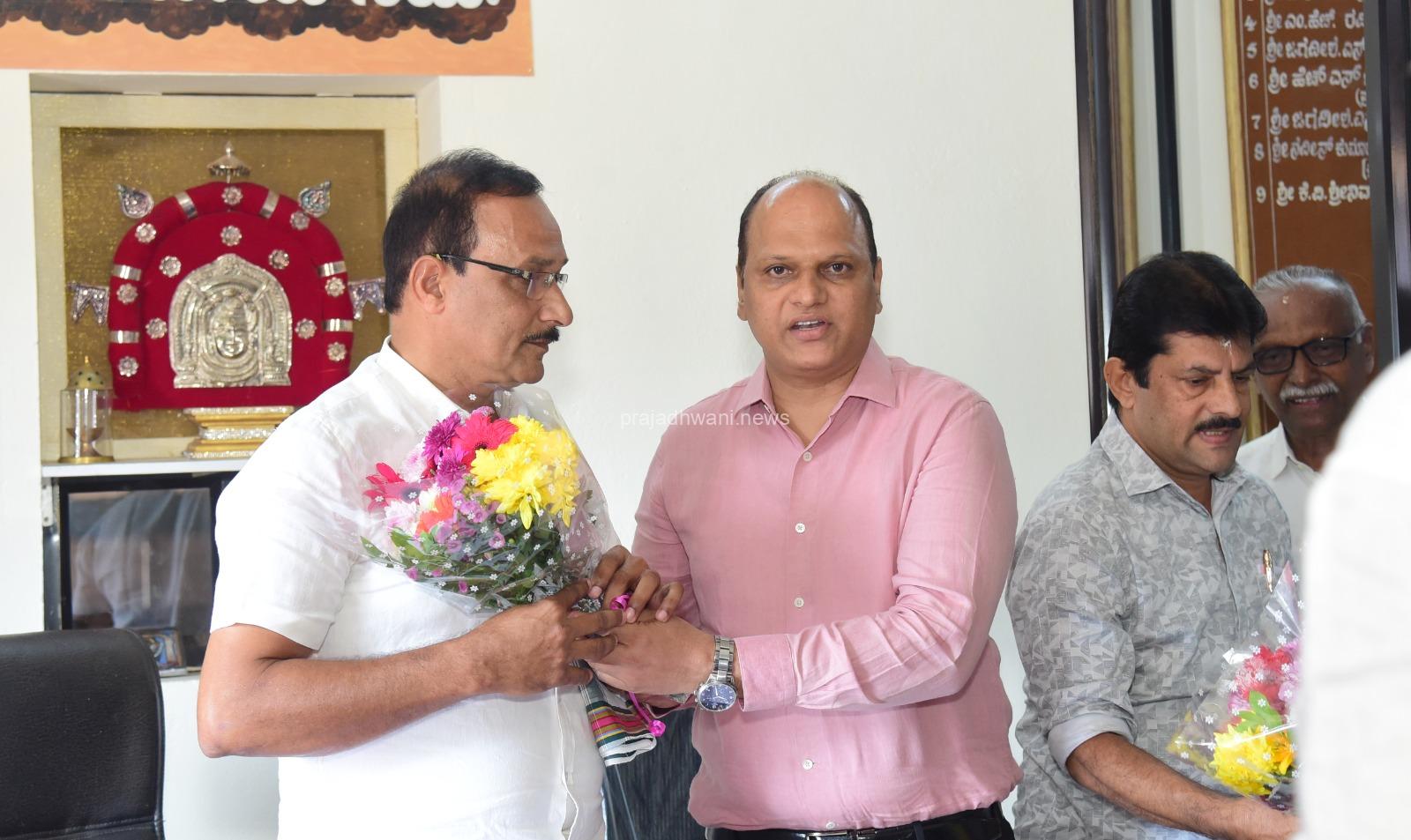 ಪುತ್ತೂರು ಶ್ರೀ ಮಹಾಲಿಂಗೇಶ್ವರ ದೇವಸ್ಥಾನದ ವ್ಯವಸ್ಥಾಪನ ಸಮಿತಿ ಅಧ್ಯಕ್ಷರಾಗಿ ಪಂಜಿಗುಡ್ಡೆ ಈಶ್ವರ ಭಟ್. ನೂತನ ಸಮಿತಿ ಸದಸ್ಯರ ಅಧಿಕಾರ ಸ್ವೀಕಾರ.