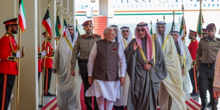 ಪ್ರಧಾನಿ ಮೋದಿ ಕುವೈತ್ ಭೇಟಿ; ಮೋದಿಗೆ ಗಾರ್ಡ್ ಆಫ್ ಆನರ್ ಪ್ರದಾನ