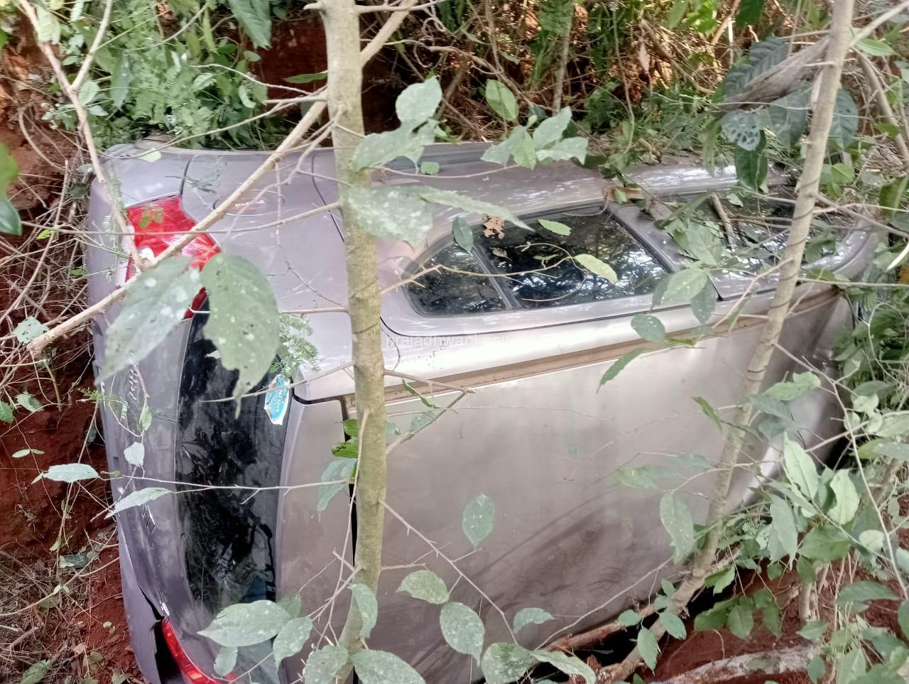 ಸೇಡಿಯಾಪು ಕಾಪು ಎಂಬಲ್ಲಿ ಕಾರೊಂದು ರಸ್ತೆ ಅಂಚಿನ ಕಂದಕಕ್ಕೆ ಉರುಳಿ ಸಂಪೂರ್ಣ ಜಖಂ: ಐವರು ಅಪಾಯದಿಂದ ಪಾರು!