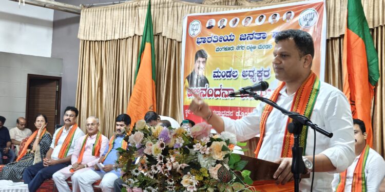 ಜಿಹಾದಿ ಮನಸ್ಥಿತಿಯನ್ನು ಪೋಷಿಸಿ ಬೆಳೆಸುತ್ತಿರುವ ಸಿಎಂ ಸಿದ್ದರಾಮಯ್ಯ ಸರ್ಕಾರ: ಸಂಸದ ಕ್ಯಾ. ಚೌಟ   ಹಸುವಿನ ಕೆಚ್ಚಲು ಕೊಯ್ದ ಪ್ರಕರಣದಲ್ಲಿ ನಿಷ್ಪಕ್ಷಪಾತ ತನಿಖೆ ನಡೆಸಿ ತಪ್ಪಿತಸ್ಥರಿಗೆ ಕಠಿಣ ಶಿಕ್ಷೆಗೆ ಒತ್ತಾಯ