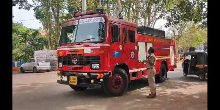 ರಕ್ಷಣೆಗೆ ಬಂದ ಅಗ್ನಿಶಾಮಕ ದಳದವರ ಮೇಲೆ ಬೆಕ್ಕು ಅಟ್ಯಾಕ್