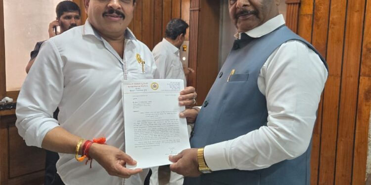 ಮುಖ್ಯಮಂತ್ರಿ ಸಿದ್ದರಾಮಯ್ಯ ಮತ್ತು ಸಮಾಜ ಕಲ್ಯಾಣ ಸಚಿವರನ್ನು ಭೇಟಿಯಾಗಿ ಮಾತುಕತೆ ನಡೆಸಿದ ಶಾಸಕ ಅಶೋಕ್ ರೈ ಬಜೆಟ್ನಲ್ಲಿ ಹೆಚ್ಚುವರಿ ಅನುದಾನ ಹಾಗೂ ವಿಟ್ಲ ಅಂಬೇಡ್ಕರ್ ಭವನಕ್ಕೆ ರೂ..2 ಕೋಟಿ ಬೇಡಿಕೆ