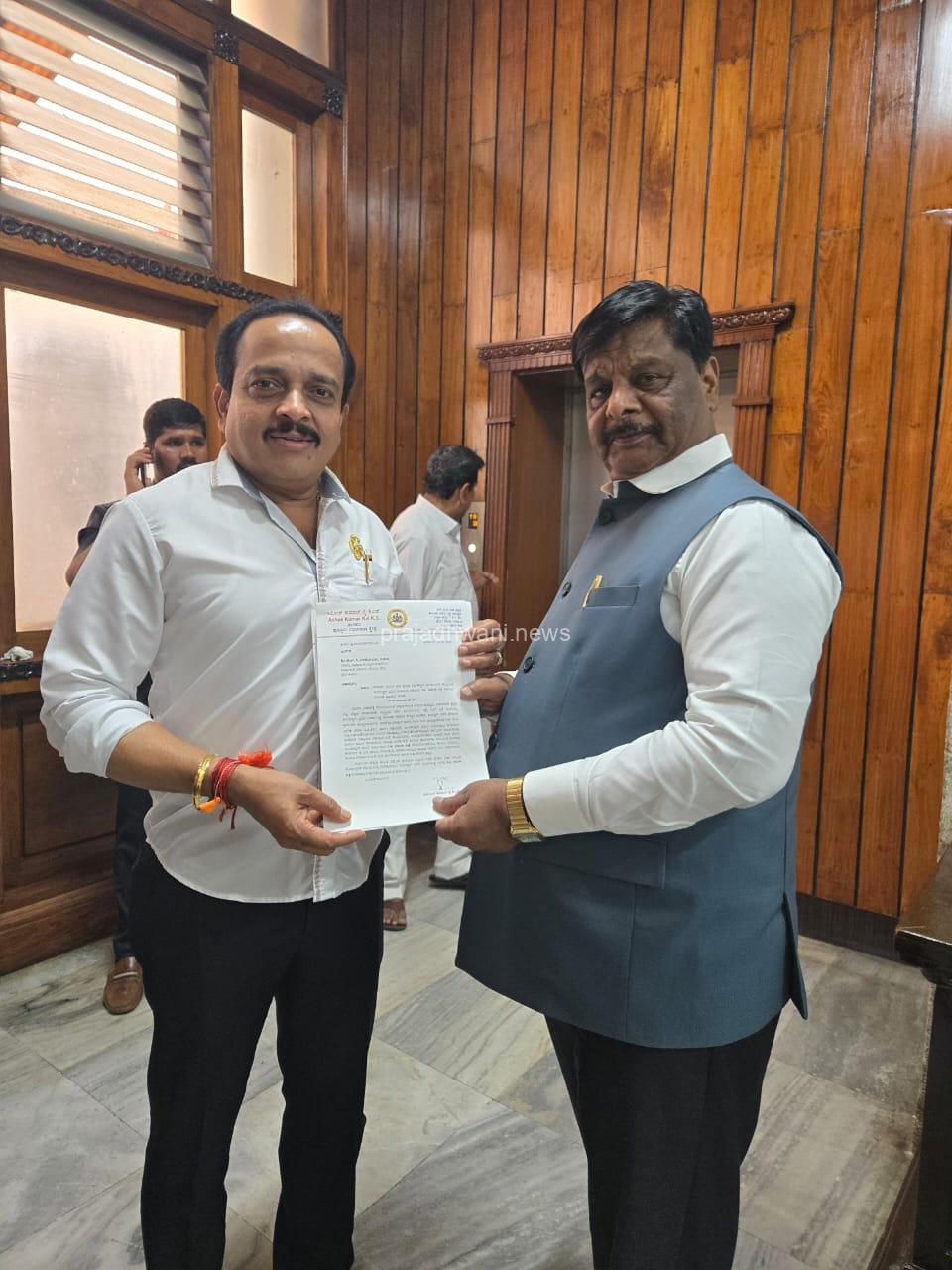 ಮುಖ್ಯಮಂತ್ರಿ ಸಿದ್ದರಾಮಯ್ಯ ಮತ್ತು ಸಮಾಜ ಕಲ್ಯಾಣ ಸಚಿವರನ್ನು ಭೇಟಿಯಾಗಿ ಮಾತುಕತೆ ನಡೆಸಿದ ಶಾಸಕ ಅಶೋಕ್ ರೈ ಬಜೆಟ್ನಲ್ಲಿ ಹೆಚ್ಚುವರಿ ಅನುದಾನ ಹಾಗೂ ವಿಟ್ಲ ಅಂಬೇಡ್ಕರ್ ಭವನಕ್ಕೆ ರೂ..2 ಕೋಟಿ ಬೇಡಿಕೆ