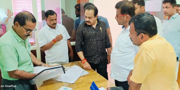 ಪುತ್ತೂರು ಪಿಎಲ್ ಡಿ ಬ್ಯಾಂಕ್ ಚುನಾವಣೆ: ಎರಡು ನಾಮಪತ್ರ ತಿರಸ್ಕೃತ: ಶಾಸಕರ ದಿಡೀರ್ ಭೇಟಿ, ಅಧಿಕಾರಿಯ ಅಮಾನತಿಗೆ ಸೂಚನೆ: