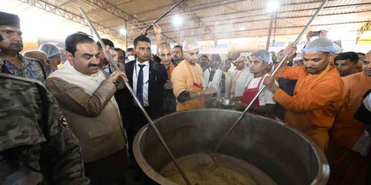 ಮಹಾ ಕುಂಭಮೇಳದಲ್ಲಿ ಮಹಾಪ್ರಸಾದ ಸೇವೆ ನೀಡುತ್ತಿರುವ ಅದಾನಿ