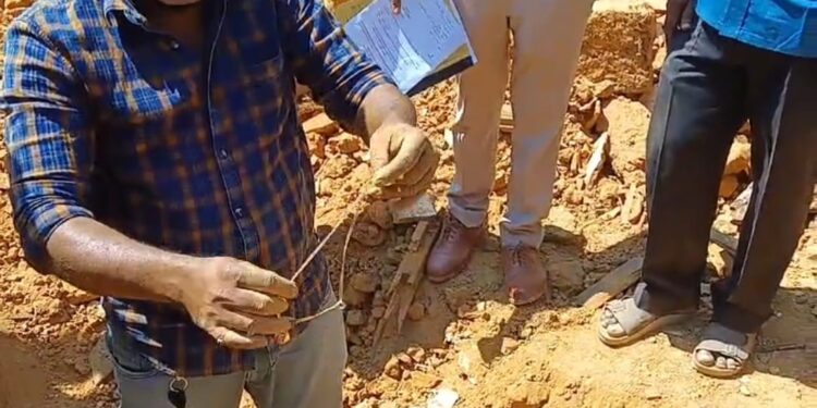 ಮುಸುಕುಧಾರಿಗಳಿಂದ ಕೆಡವಲ್ಪಟ್ಟ ಬಿಜೆಪಿ ಮುಖಂಡ ರಾಜೇಶ್ ಬನ್ನೂರು ಮನೆಯೊಳಗೆ ಚಿನ್ನಾಭರಣ ಪತ್ತೆ‌‌‌…!