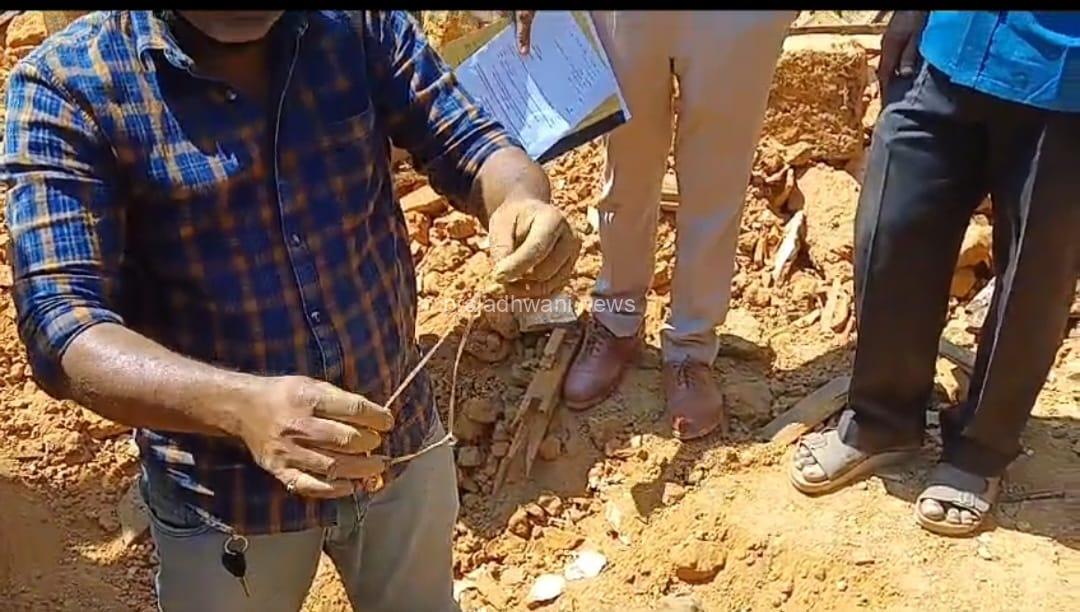 ಮುಸುಕುಧಾರಿಗಳಿಂದ ಕೆಡವಲ್ಪಟ್ಟ ಬಿಜೆಪಿ ಮುಖಂಡ ರಾಜೇಶ್ ಬನ್ನೂರು ಮನೆಯೊಳಗೆ ಚಿನ್ನಾಭರಣ ಪತ್ತೆ…!