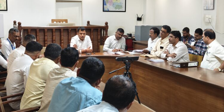 ಎಂಆರ್‌ಪಿಎಲ್‌ ಗುತ್ತಿಗೆ ಕಾರ್ಮಿಕರ ಅಹವಾಲು ಆಲಿಸಿದ ಸಂಸದರು: ಕಾರ್ಮಿಕರ ಸಮಸ್ಯೆಗೆ ಶೀಘ್ರದಲ್ಲೇ ಪರಿಹಾರ ಮಾರ್ಗ ಕಂಡುಕೊಳ್ಳಲು ಅಧಿಕಾರಿಗಳಿಗೆ ಸೂಚಿಸಿದ ಕ್ಯಾ. ಚೌಟ