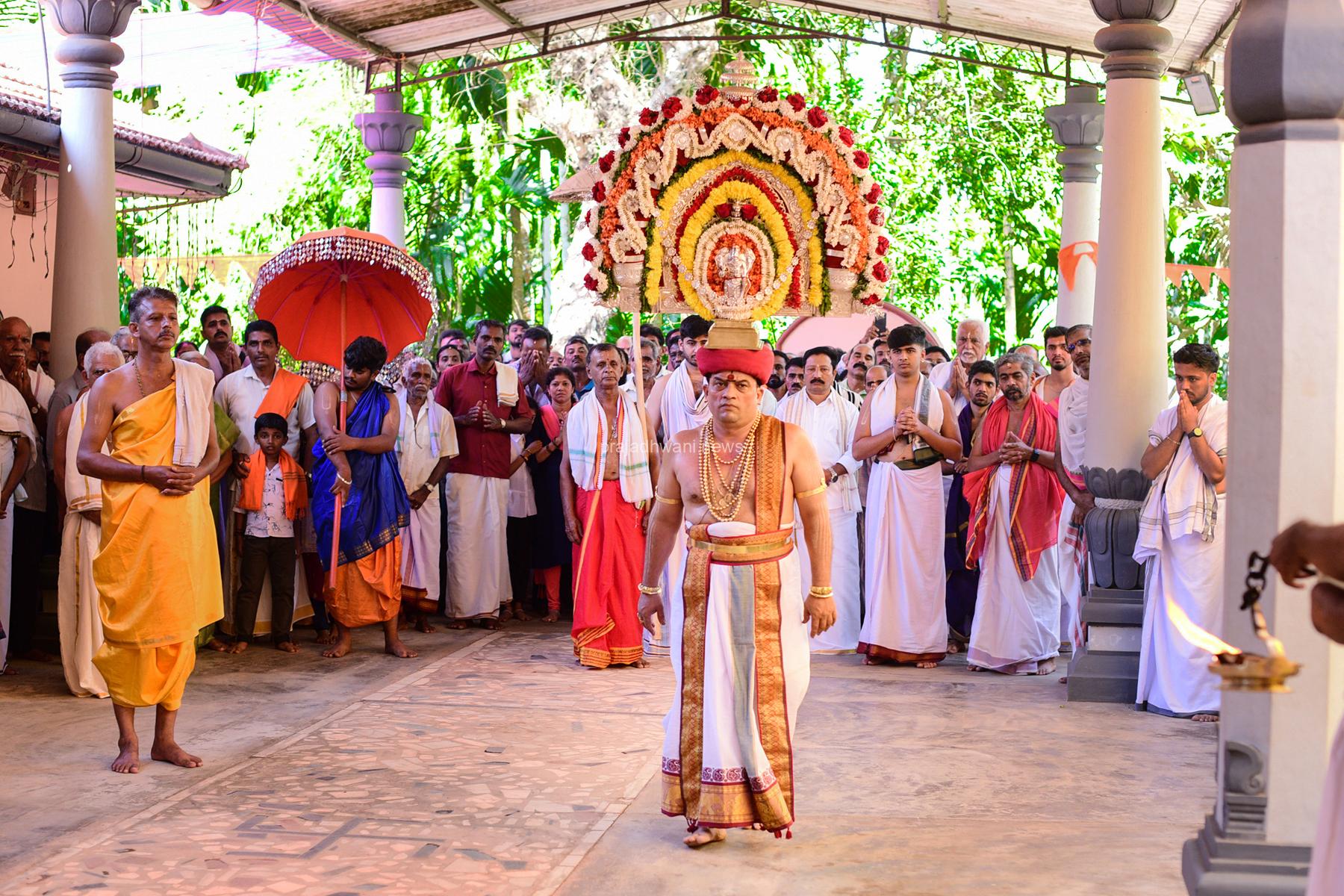 ಕೆಮ್ಮಾಯಿ ಶ್ರೀ ವಿಷ್ಣುಮೂರ್ತಿ ದೇವಸ್ಥಾನದ ವಾರ್ಷಿಕ ಜಾತ್ರೆ ಮತ್ತು ದರ್ಶನ್ ಬಲಿ, ಬಟ್ಟಲು ಕಾಣಿಕೆ.  ಸ್ವಾಗತ ಗೋಪುರ ಉದ್ಘಾಟನೆ