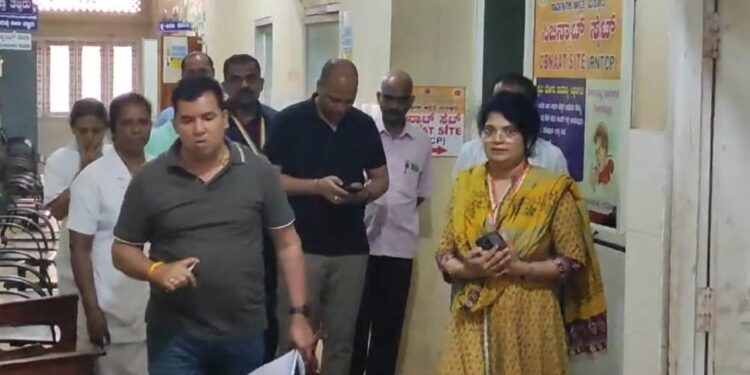 ಪುತ್ತೂರು: ಸರಕಾರಿ ಆಸ್ಪತ್ರೆಗೆ ಪುತ್ತೂರು ತಾಲೂಕು ಹೆಚ್ಚುವರಿ ನಗರಾಭಿವೃದ್ಧಿ ಅಧಿಕಾರಿ ಭೇಟಿ