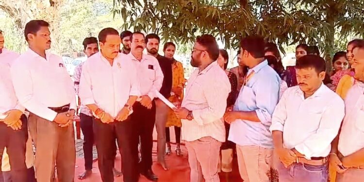 ಗ್ರಾಮ ಆಡಳಿತ ಅಧಿಕಾರಿಗಳ ವಿವಿಧ ಬೇಡಿಕೆಗಳನ್ನು ಈಡೇರಿಸುವಂತೆ ಆಗ್ರಹಿಸಿ, , ಕರ್ನಾಟಕ ರಾಜ್ಯ ಗ್ರಾಮ ಆಡಳಿತ ಅಧಿಕಾರಿಗಳ ಕೇಂದ್ರ ಸಂಘದ ಆದೇಶದ ಮೇರೆಗೆ 2ನೇ ಹಂತದ ಅನಿರ್ದಿಷ್ಠಾವಧಿ ಮುಷ್ಕರ 3ನೇ ದಿನಕ್ಕೆ.