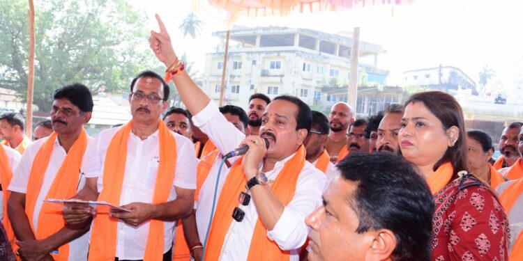 ಪುತ್ತೂರು: ಪುತ್ತೂರಿನ ಇತಿಹಾಸ ಪ್ರಸಿದ್ಧ ಮಹಾತೋಭಾರ ಶ್ರೀ ಮಹಾಲಿಂಗೇಶ್ವರ ದೇವಸ್ಥಾನದ ವಠಾರದಲ್ಲಿ ಬೃಹತ್ ಕರಸೇವೆ.