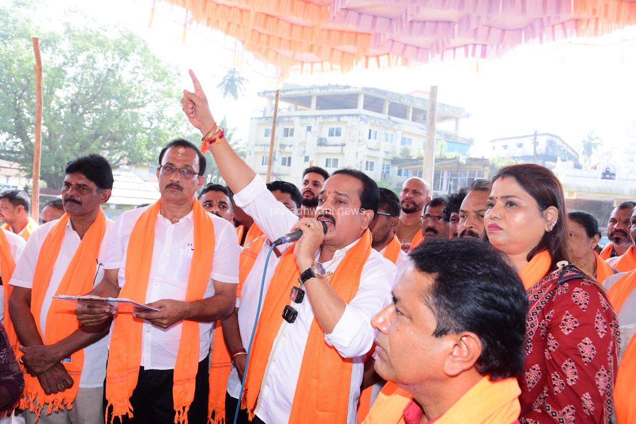 ಪುತ್ತೂರು: ಪುತ್ತೂರಿನ ಇತಿಹಾಸ ಪ್ರಸಿದ್ಧ ಮಹಾತೋಭಾರ ಶ್ರೀ ಮಹಾಲಿಂಗೇಶ್ವರ ದೇವಸ್ಥಾನದ ವಠಾರದಲ್ಲಿ ಬೃಹತ್ ಕರಸೇವೆ.