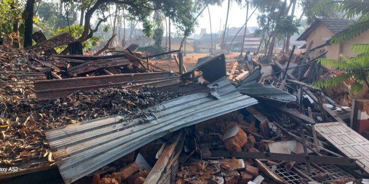 ದೇವಸ್ಥಾನದ ಜಾಗದಲ್ಲಿದ್ದ ರಾಜೇಶ್ ಬನ್ನೂರು ಮನೆ ಧ್ವಂಸ : ಪೊಲೀಸ್ ಠಾಣೆ ಮುಂದೆ ಬಿಜೆಪಿ ಪ್ರಮುಖರ ಜಮಾವಣೆ