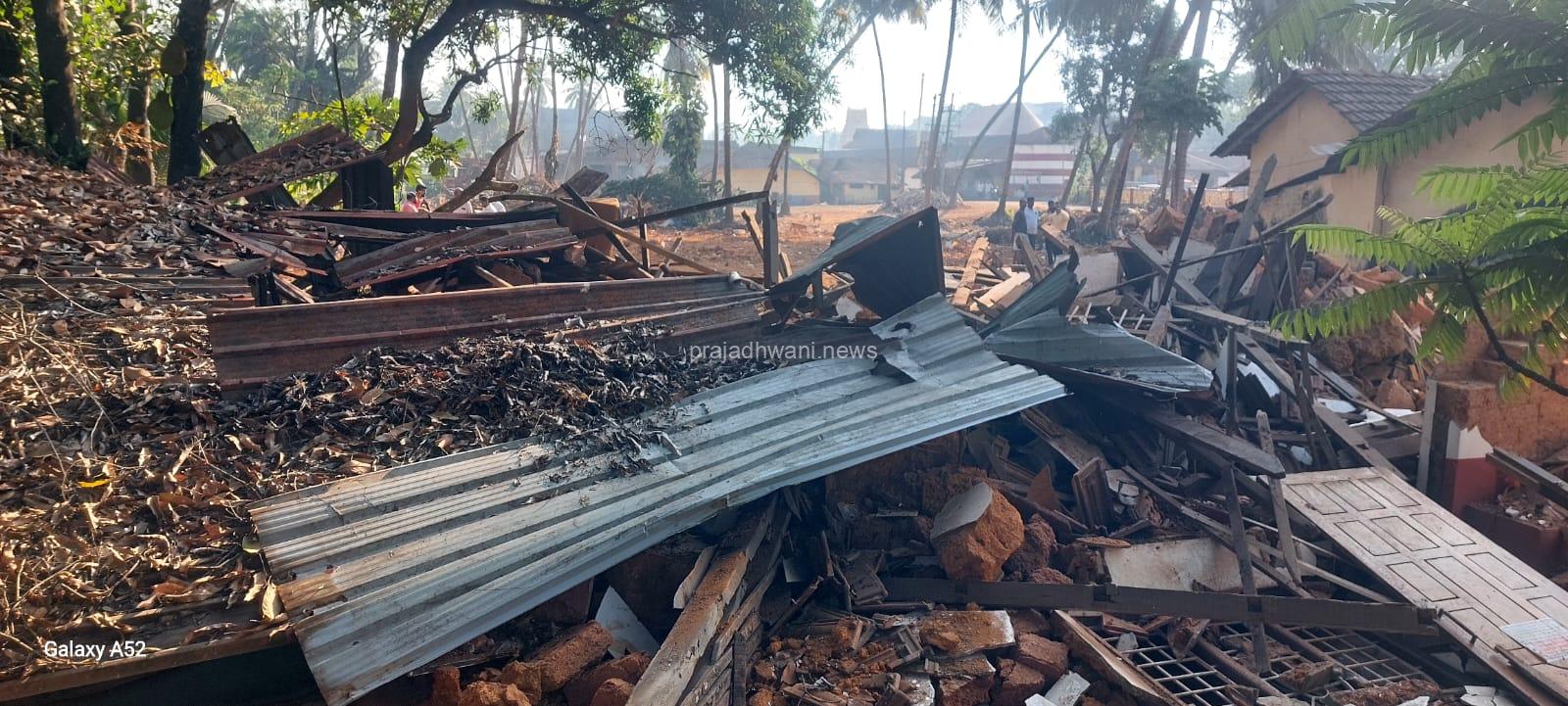 ದೇವಸ್ಥಾನದ ಜಾಗದಲ್ಲಿದ್ದ ರಾಜೇಶ್ ಬನ್ನೂರು ಮನೆ ಧ್ವಂಸ : ಪೊಲೀಸ್ ಠಾಣೆ ಮುಂದೆ ಬಿಜೆಪಿ ಪ್ರಮುಖರ ಜಮಾವಣೆ