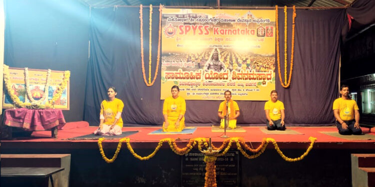 ಶ್ರೀ ಸಹಸ್ರಲಿಂಗೇಶ್ವರ ಮಹಾಕಾಳಿ ದೇವಸ್ಥಾನ ಉಪ್ಪಿನಂಗಡಿ ಶಿವರಾತ್ರಿ ಪ್ರಯುಕ್ತ :SPYSS ಸಾಮೂಹಿಕ ಯೋಗ ಶಿವನಮಸ್ಕಾರ ಹಾಗೂ ಶಿವಾಷ್ಟೋತ್ತರ ಶತನಾಮಾವಳಿ ಪಠಣ ಹಾಗೂ ಅರ್ಚನೆ