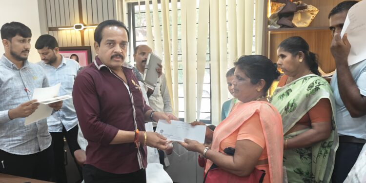 ಮುಖ್ಯಮಂತ್ರಿ ಪರಿಹಾರ ನಿಧಿಯಿಂದ ನಾಲ್ವರು ಫಲಾನುಭವಿಗಳಿಗೆ  3 ಲಕ್ಷ 77 ಸಾವಿರ ಪರಿಹಾರ ಚೆಕ್ ವಿತರಣೆ