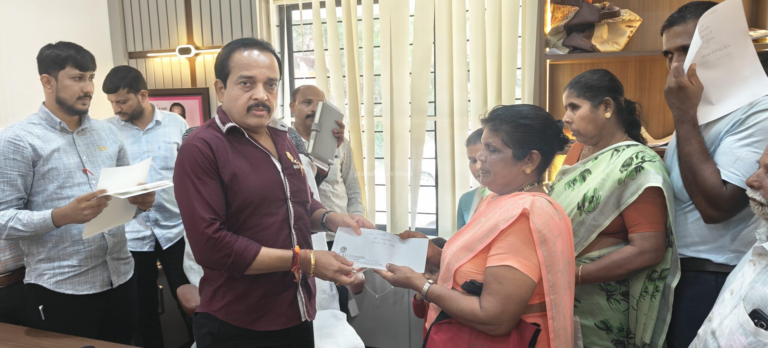 ಮುಖ್ಯಮಂತ್ರಿ ಪರಿಹಾರ ನಿಧಿಯಿಂದ ನಾಲ್ವರು ಫಲಾನುಭವಿಗಳಿಗೆ 3 ಲಕ್ಷ 77 ಸಾವಿರ ಪರಿಹಾರ ಚೆಕ್ ವಿತರಣೆ