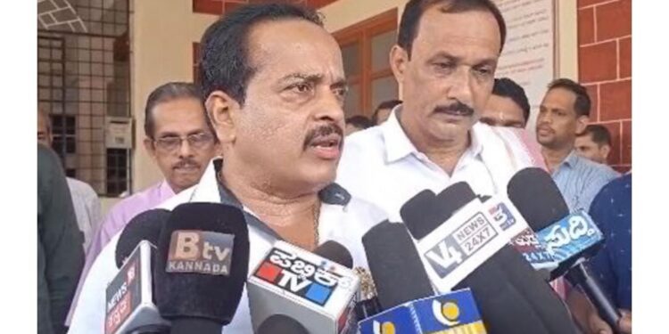 ಸರ್ಕಾರಿ ಆಸ್ಪತ್ರೆ ವಿಚಾರದಲ್ಲಿ ರಾಜಕೀಯ ಮಾಡಬೇಡಿ ಕಾನೂನಿನ ಪ್ರಕ್ರಿಯೆ ನಡೆಸಲು ಸೂಚಿಸಿದ್ದೇನೆ.  ಶಾಸಕ ಅಶೋಕ್‌ ರೈ