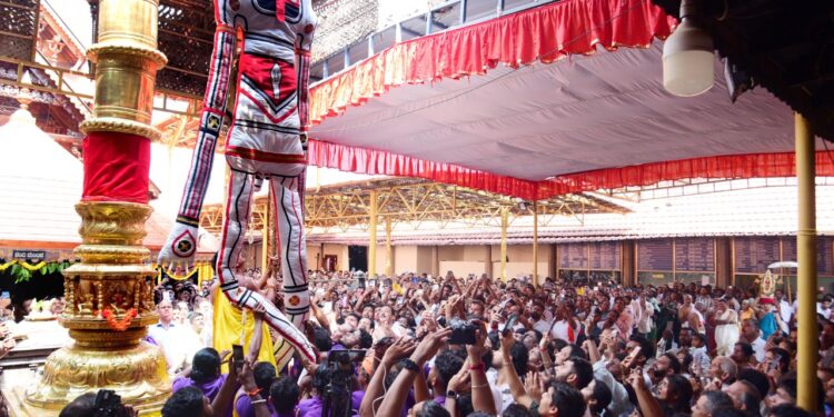 ಕರಾವಳಿ ಪ್ರಸಿದ್ಧ ಪುತ್ತೂರು ಮಹತೋಭಾರ ಶ್ರೀ ಮಹಾಲಿಂಗೇಶ್ವರ ದೇವರ ಅತೀ ದೊಡ್ಡ ಜಾತ್ರೋತ್ಸವಕ್ಕೆ ಧ್ವಜಾರೋಹಣ ಮೂಲಕ ಚಾಲನೆ