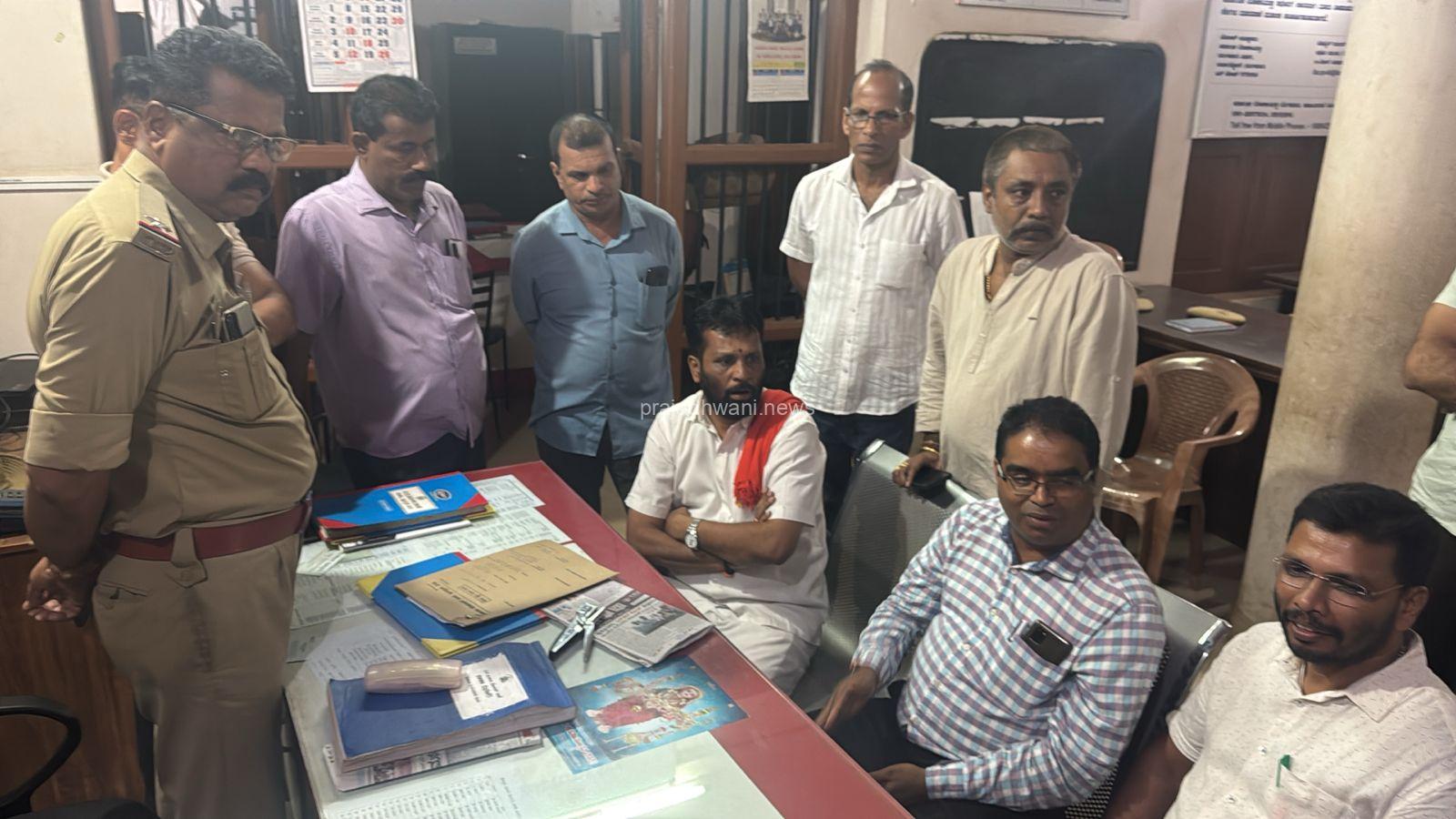 ಸರಕಾರಿ ಆಸ್ಪತ್ರೆ ವೈದ್ಯಾಧಿಕಾರಿ ಡಾ.ಆಶಾಜ್ಯೋತಿಯವರ ಮೇಲೆ ಹಲ್ಲೆಗೆ ಯತ್ನ- ಆರೋಪಿಯನ್ನು ಬಂಧಿಸದೆ ಬಿಟ್ಟಿರುವ ಆರೋಪ-ಪೊಲೀಸರ ವಿರುದ್ಧ ಆಕ್ರೋಶ