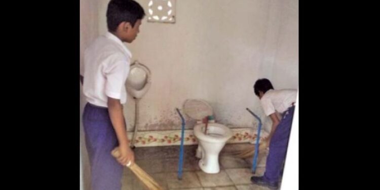 ವಿದ್ಯಾರ್ಥಿಗಳಿಂದ ಶೌಚಾಲಯ ಸ್ವಚ್ಛಗೊಳಿಸಿದರೆ ಎಫ್ಐಆರ್ :ಶಿಕ್ಷಣ ಇಲಾಖೆ ಎಚ್ಚರಿಕೆ