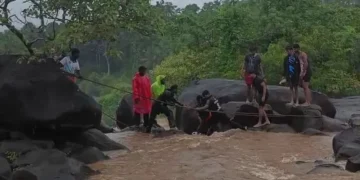 ಎರುಗುಂಡಿ ಫಾಲ್ಸ್ ಬಳಿ ಏಕಾಏಕಿ ನುಗ್ಗಿದ ನೀರು -ಹಗ್ಗ ಕಟ್ಟಿ ಕೊಚ್ಚಿ ಹೋಗಲಿದ್ದ ಐವರ ರಕ್ಷಣೆ
