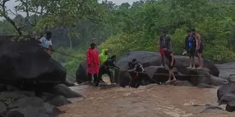 ಎರುಗುಂಡಿ ಫಾಲ್ಸ್ ಬಳಿ ಏಕಾಏಕಿ ನುಗ್ಗಿದ ನೀರು -ಹಗ್ಗ ಕಟ್ಟಿ ಕೊಚ್ಚಿ ಹೋಗಲಿದ್ದ ಐವರ ರಕ್ಷಣೆ