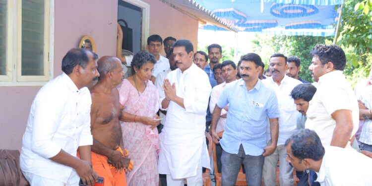 ಬಂಟ್ವಾಳ: ಹತ್ಯೆಯಾದ ಹಿಂದೂ ಕಾರ್ಯಕರ್ತ ಸುಹಾಸ್ ಶೆಟ್ಟಿ ಮನೆಗೆ ಮಾಜಿ ಸಂಸದ ನಳೀನ್ ಕುಮಾರ್ ಬೇಟಿ  ವೈಯಕ್ತಿಕ ನೆಲೆಯಲ್ಲಿ ಒಂದು‌ ಲಕ್ಷ ಆರ್ಥಿಕ ಸಹಾಯ