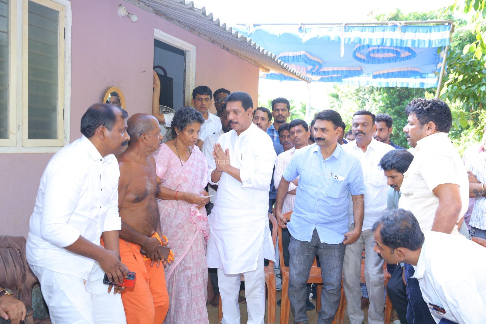 ಬಂಟ್ವಾಳ: ಹತ್ಯೆಯಾದ ಹಿಂದೂ ಕಾರ್ಯಕರ್ತ ಸುಹಾಸ್ ಶೆಟ್ಟಿ ಮನೆಗೆ ಮಾಜಿ ಸಂಸದ ನಳೀನ್ ಕುಮಾರ್ ಬೇಟಿ ವೈಯಕ್ತಿಕ ನೆಲೆಯಲ್ಲಿ ಒಂದು ಲಕ್ಷ ಆರ್ಥಿಕ ಸಹಾಯ