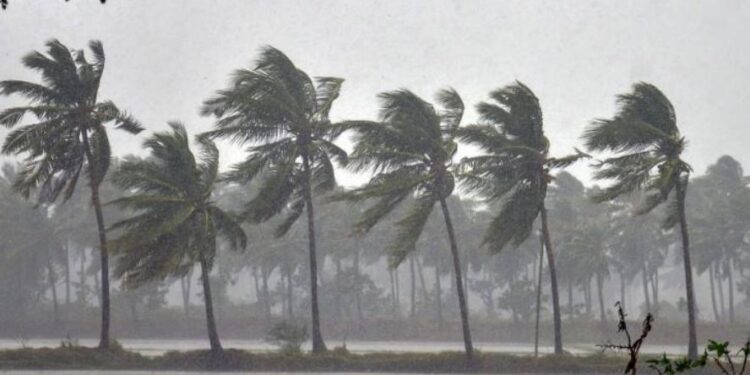 ದಕ್ಷಿಣ ಕನ್ನಡ ಜಿಲ್ಲೆಯಲ್ಲಿ ಮಳೆಯ ಅಬ್ಬರ ದೇರಳೆಕಟ್ಟೆಯಲ್ಲಿ ಕಂಪೌಂಡ್ ಮನೆ ಮೇಲೆ ಕುಸಿದು ಬಿದ್ದು ಬಾಲಕಿ ಸಾವು