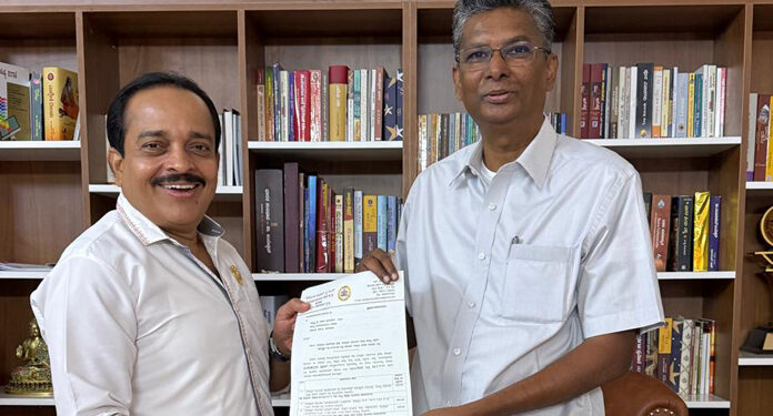 ಪಿಡಬ್ಲ್ಯುಡಿ ರಸ್ತೆಗೆ 32 ಕೋಟಿ, ಹಾರಾಡಿ ರೈಲ್ವೇ ಸೇತುವೆಗೆ 8 ಕೋಟಿ ಅನುದಾನ ಮಂಜೂರಾತಿಗೆ ಸಚಿವ ಜಾರಕಿಹೊಳಿಗೆ ಅಶೋಕ್ ರೈ ಮನವಿ