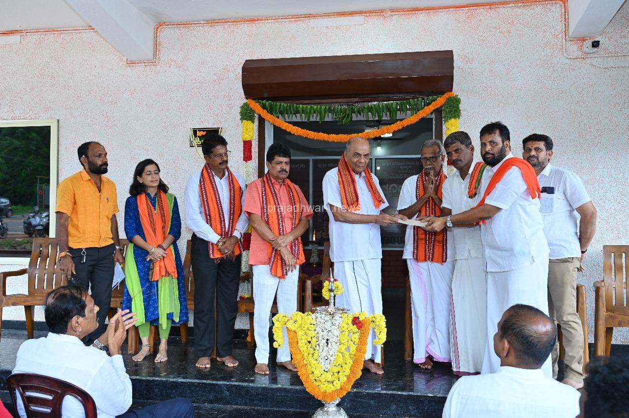 ವಿ.ಹಿಂ.ಪ ಕಾರ್ಯಾಲಯ ಕಟ್ಟಡಕ್ಕೆ ಪುತ್ತಿಲ ಪರಿವಾರ ಸೇವಾ ಟ್ರಸ್ಟ್ ವತಿಯಿಂದ ದೇಣಿಗೆ..!