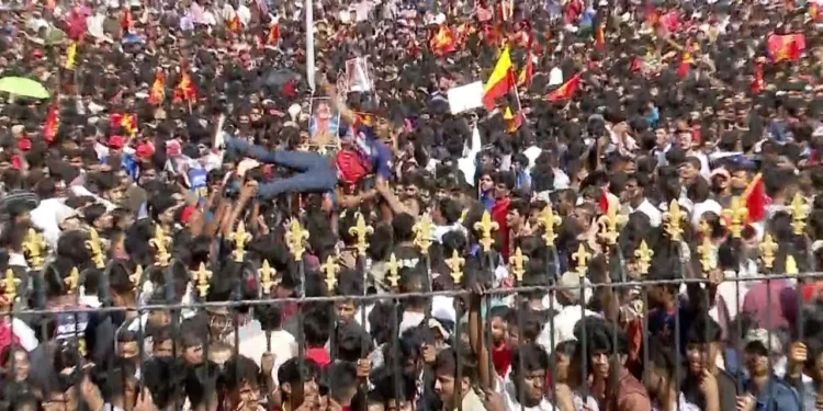 RCB ಗೆಲುವಿನ ಸಂಭ್ರಮಾಚರಣೆ ಚಿನ್ನಸ್ವಾಮಿ ಕ್ರೀಡಾಂಗಣದ ಬಳಿ ಕಾಲ್ತುಳಿತ ಸಂಭವಿಸಿ 10 ಸಾವು