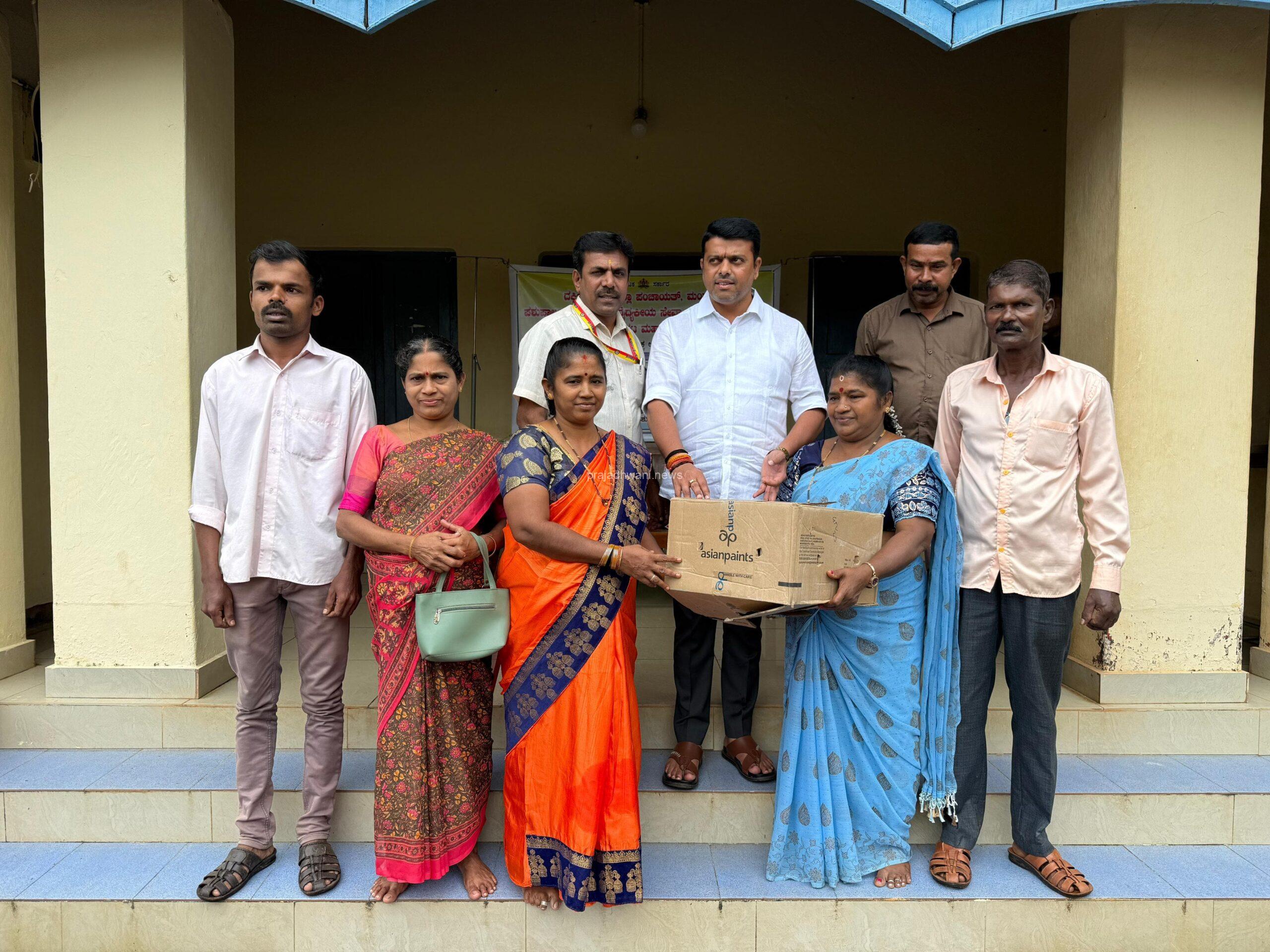 ಬೆಳ್ತಂಗಡಿ ಪಶುಪಾಲನಾ ಮತ್ತು ಪಶು ವೈದ್ಯಕೀಯ ಸೇವಾ ಇಲಾಖೆ , ಹಾಗೂ ಕರ್ನಾಟಕ ಸಹಕಾರ ಕುಕ್ಕಟ ಮಹಾಮಂಡಳಿ(ನಿ.) 2024-25ನೇ ಸಾಲಿನಲ್ಲಿ ಅರ್ಹ ಗ್ರಾಮೀಣ ರೈತ ಮಹಿಳಾ ಪಲಾನುಭವಿಗಳಿಗೆ ಉಚಿತವಾಗಿ ನಾಟಿಕೋಳಿ ಮರಿಗಳ ವಿತರಣೆ