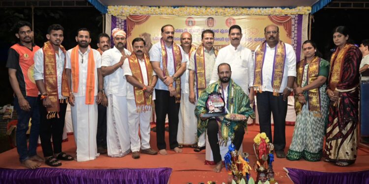 ಪುತ್ತೂರು: “ನಮ್ಮ ಕೈಕಾರಡ್ ಕೆಸರ್ಡೊಂಜಿ ದಿನ” ಕಾರ್ಯಕ್ರಮದಲ್ಲಿ ತಾಲೂಕು ಕರ್ನಾಟಕ ಜರ್ನಲಿಸ್ಟ್ ಯೂನಿಯನ್ ಅಧ್ಯಕ್ಷ ರಾಮ್ದಾಸ್ ಶೆಟ್ಟಿಯವರಿಗೆ ”ಸಹ್ಯಾದ್ರಿ ಸಿರಿ” ಪ್ರಶಸ್ತಿ